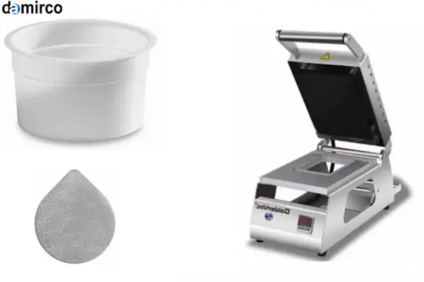 نمای نزدیک از یک دستگاه سیل حرارتی دستی در حال بسته‌بندی یک کیسه پلاستیکی شفاف