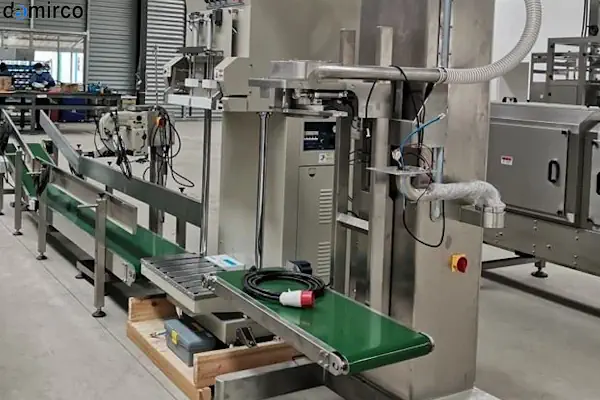 یک دستگاه سیل حرارتی صنعتی در حال بسته‌بندی ظروف مواد غذایی