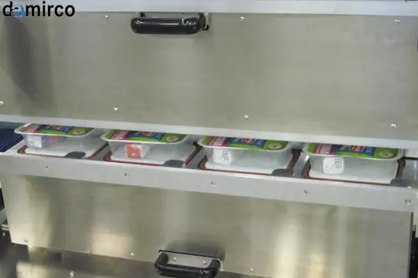 تکنسین در حال تعمیر دستگاه سیل حرارتی صنعتی