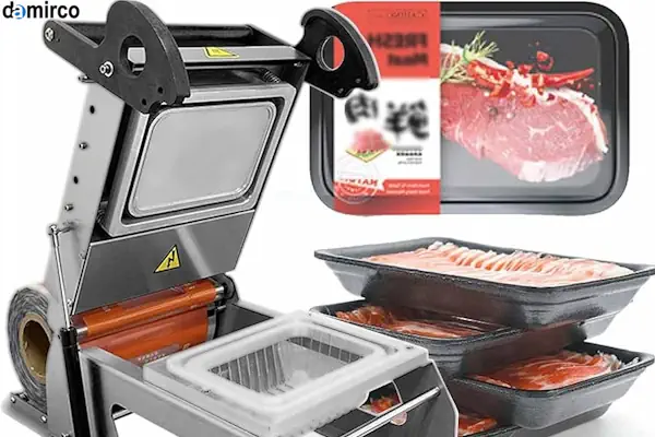 فردی در حال کار با دستگاه سیل حرارتی رومیزی برای بسته بندی ظروف غذا