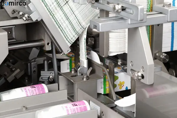 تکنسین در حال بررسی و رفع یکی از مشکلات رایج دستگاه چسب هات ملت در محیط صنعتی