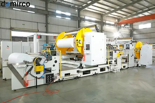 یک اپراتور در حال کار با دستگاه چسب هات ملت صنعتی در یک کارخانه