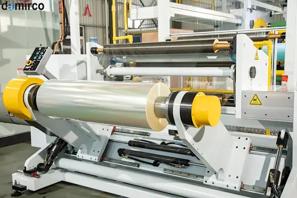 تصویری از سه نوع دستگاه چسب هات ملت دستی، اتوماتیک و نیمه اتوماتیک در یک محیط صنعتی