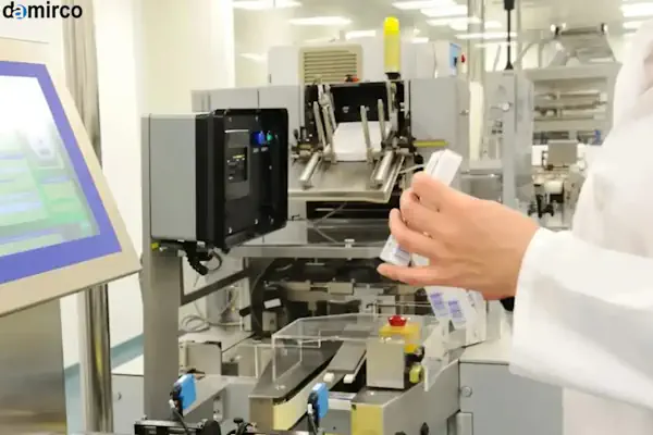 یک دستگاه چسب هات ملت صنعتی با مخزن بزرگ و شلنگ انتقال چسب داغ