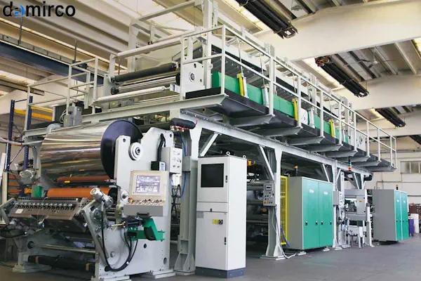 دستگاه چسب هات ملت در حال کار در یک کارگاه صحافی کتاب