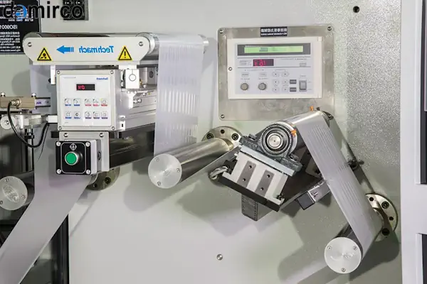 تصویر مقایسه‌ای از یک دستگاه چسب گرم تفنگی دستی و یک سیستم پیشرفته هات ملت صنعتی در یک کارخانه