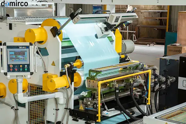 یک دستگاه چسب هات ملت دست دوم صنعتی در حال کار در یک کارخانه بسته‌بندی