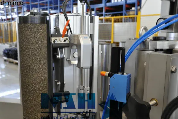 دستگاه چسب هات ملت صنعتی با تنظیم دمای دقیق برای دستیابی به چسبندگی بهینه روی خط تولید.