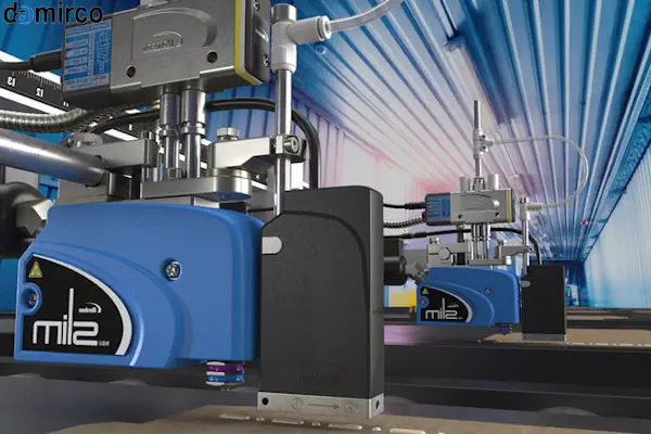 اپراتور در حال تنظیم دستگاه چسب هات ملت صنعتی برای کاهش هزینه‌های تولید.