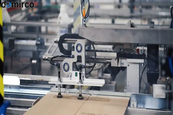 یک دستگاه چسب هات ملت اتوماتیک در حال کار در یک خط تولید صنعتی