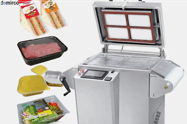 یک دستگاه سیل سالاد و سبزیجات در حال بسته بندی یک ظرف سالاد فصل با فیلم پلاستیکی شفاف