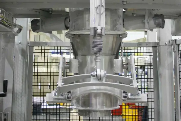 یک دستگاه کیسه پرکن دست دوم در حال کار در یک کارخانه صنعتی