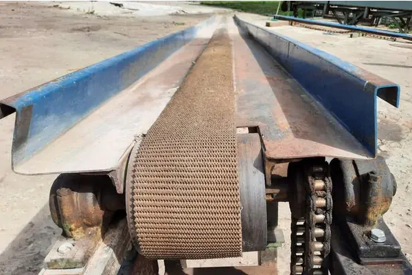 تصویری از یک نوار نقاله دست دوم در یک محیط صنعتی که در حال بازرسی است.