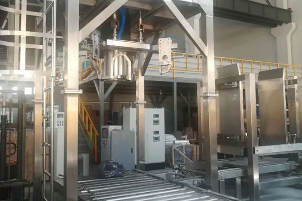 نمای نزدیک از دستگاه کیسه پرکن صنعتی در حال پر کردن کیسه‌های مواد پودری