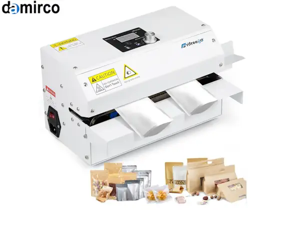 یک دستگاه پرس پلاستیک رومیزی در حال دوخت یک بسته نایلونی شفاف.