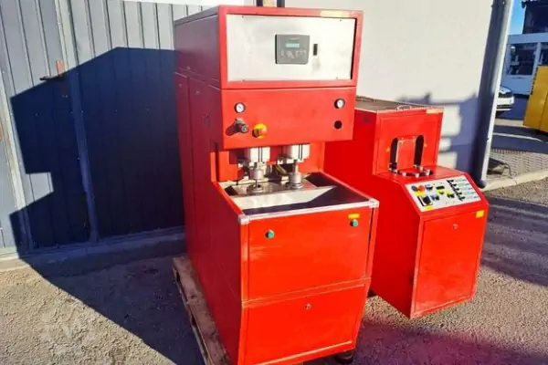 تصویر یک دستگاه بادکن پت دست دوم در یک کارخانه تولید بطری