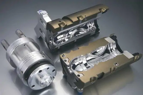 نمای نزدیک از یک قالب دستگاه بادکن پت صنعتی چند کویته با جزئیات دقیق