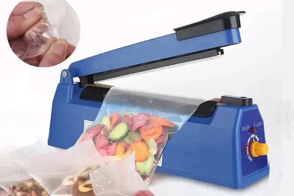 دستگاه دوخت حرارتی ریلی در حال بسته‌بندی کیسه‌های پلاستیکی در یک خط تولید صنعتی