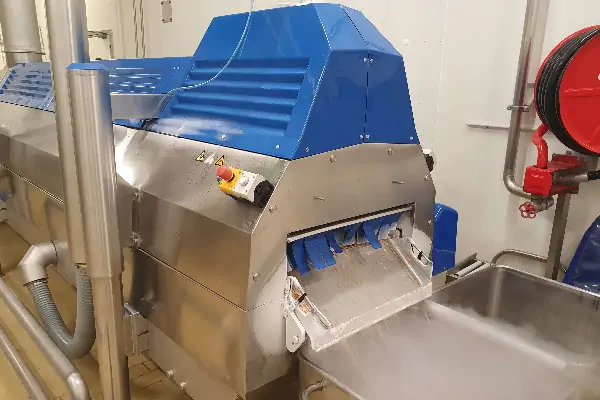 نمای داخلی یک تونل انجماد صنعتی پیشرفته با نوار نقاله