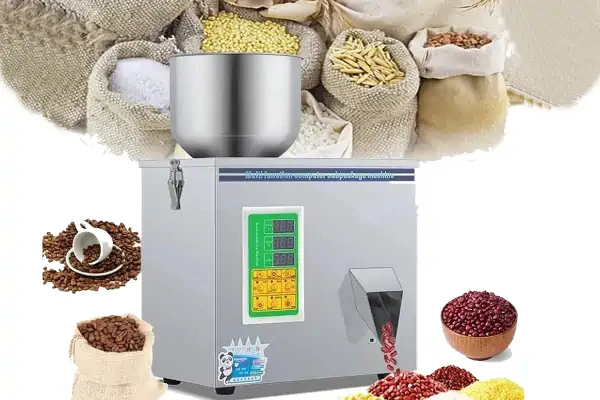 یک دستگاه پرکن پودری خانگی رومیزی در حال پر کردن یک ظرف کوچک با پودر ادویه