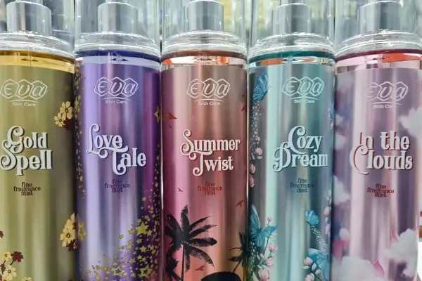 تصویر یک دستگاه پرکن اسپری خوشبو کننده هوا صنعتی در یک کارخانه تمیز و مدرن