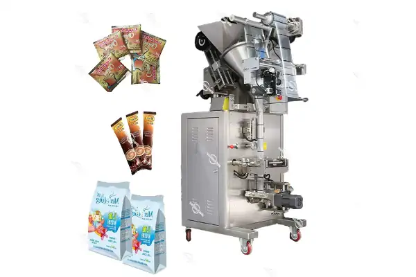 یک دستگاه بسته بندی توزین دار پودری پیشرفته در خط تولید صنعتی در حال پر کردن بسته های ادویه