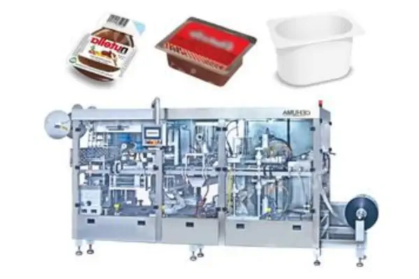 یک دستگاه ترموفیل سیل صنعتی پیشرفته در حال بسته‌بندی ظروف مواد غذایی