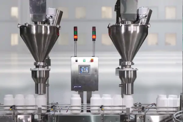 نمای نزدیک از مکانیزم اوگر یا مارپیچ در دستگاه پرکن پودری صنعتی