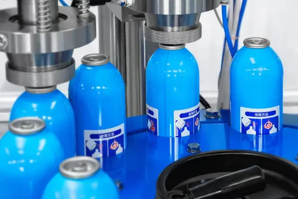 نمای نزدیک از مکانیزم دستگاه اسپری پرکن صنعتی در حال کار