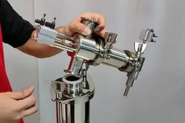 تکنسین در حال انجام تعمیر و نگهداری دستگاه اسپری پرکن صنعتی