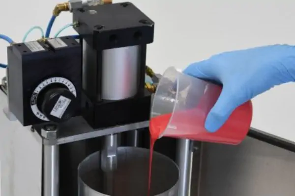 نمایی نزدیک از خط تولید و دستگاه اسپری پرکن رنگ در یک کارخانه صنعتی