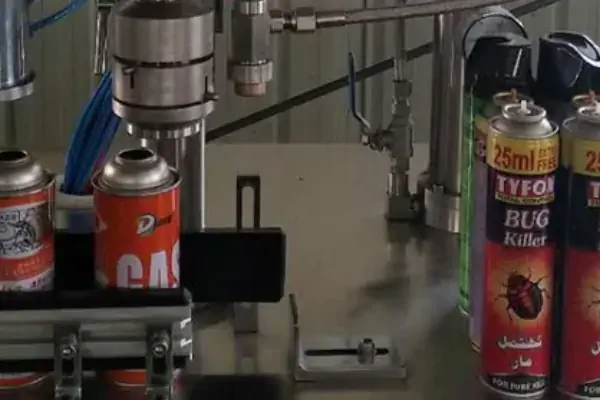 نمای نزدیک از نازل دستگاه پرکن اسپری حشره کش در حال پر کردن قوطی