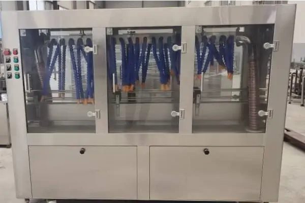 دستگاه خشک کن بطری سانتریفیوژ در حال کار در یک کارخانه تولید نوشیدنی