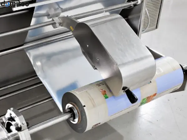 رول‌های سلفون رنگی آماده برای استفاده در دستگاه بسته بندی پیلو پک