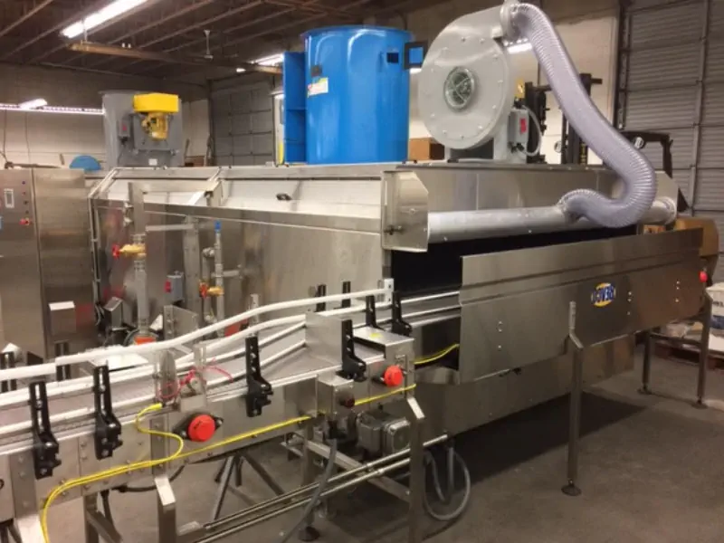 نمایی از یک تونل سرد کن صنعتی در حال کار برای خنک کردن محصولات روی نوار نقاله