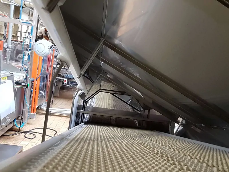 نمایی از انواع تونل سرد کن صنعتی از جمله مدل خطی و اسپیرال در یک کارخانه مواد غذایی