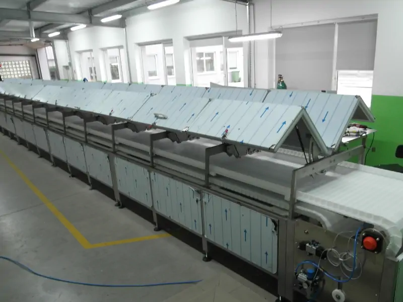 یک تونل سرد کن صنعتی مدرن از جنس استیل در یک کارخانه تولید مواد غذایی