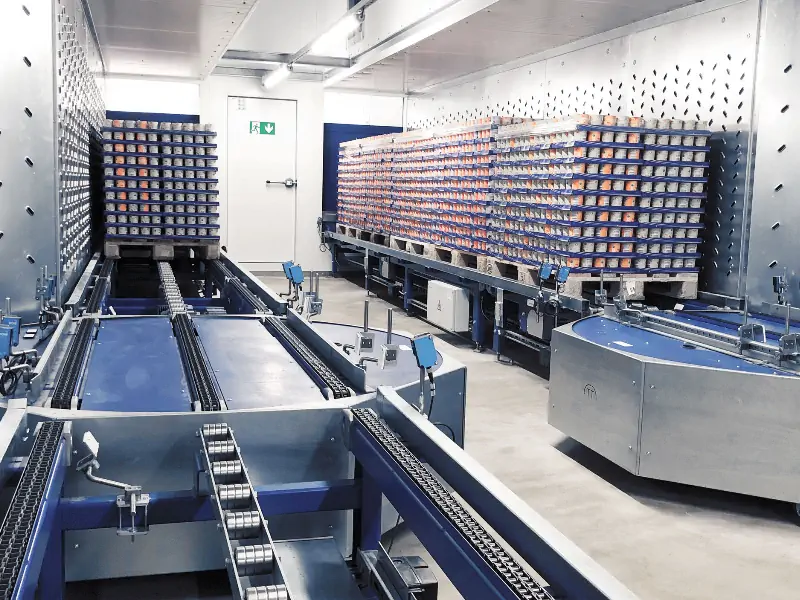 نمای داخلی یک تونل سرد کن صنعتی با نوار نقاله استیل