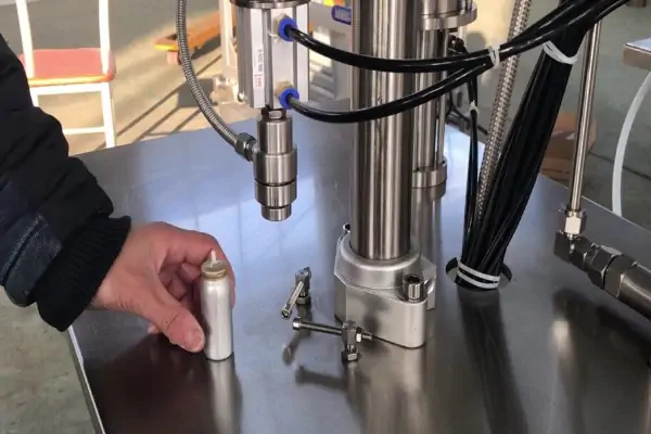 تصویر یک دستگاه اسپری پرکن صنعتی پیشرفته در خط تولید