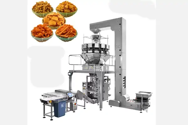یک دستگاه بسته بندی توزین دار مولتی هد در حال بسته بندی چیپس در یک کارخانه