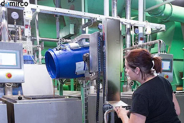 یک دستگاه بشکه گردان ثابت در کنار یک مدل پرتابل در محیط یک کارگاه صنعتی برای مقایسه عملکرد