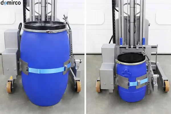 تصویر یک دستگاه بشکه گردان هیدرولیک قدرتمند در یک محیط صنعتی در حال تخلیه یک بشکه فلزی