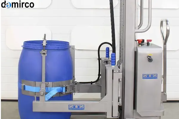 نمای نزدیک از یک دستگاه بشکه گردان صنعتی در حال چرخاندن یک بشکه آبی رنگ