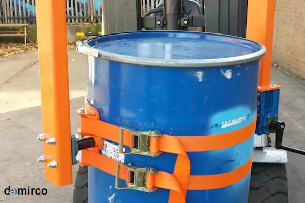 تصویر سه نوع دستگاه بشکه گردان صنعتی شامل مدل برقی، هیدرولیک و پنوماتیک در یک محیط کارگاهی