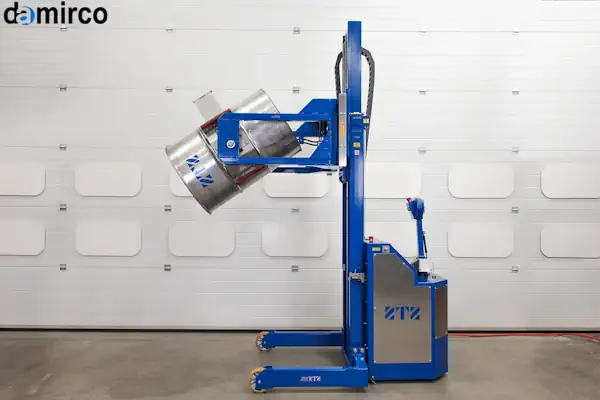 یک دستگاه بشکه گردان صنعتی در حال مخلوط کردن مواد داخل یک بشکه آبی رنگ