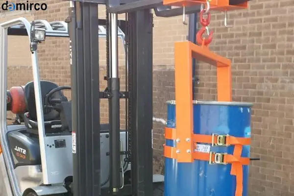 دستگاه پیشرفته تخلیه بشکه مواد صنعتی در یک کارخانه مدرن