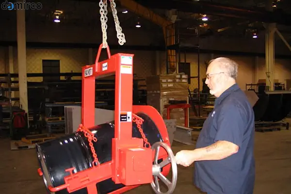 تصویر یک دستگاه بشکه گردان صنعتی در حال مخلوط کردن مواد داخل بشکه