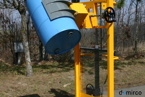 تصویر یک دستگاه بشکه گردان دست دوم در یک محیط صنعتی