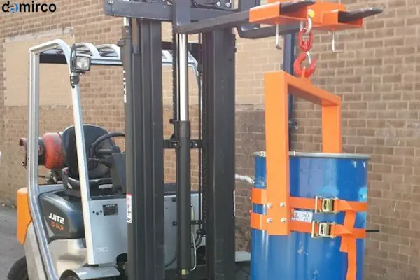 تصویر یک دستگاه میکسر بشکه صنعتی با پروانه استیل که بر روی یک بشکه آبی رنگ نصب شده است.