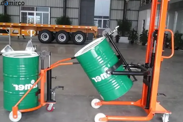 یک دستگاه بشکه گردان ضد انفجار در یک محیط صنعتی در حال چرخاندن یک بشکه آبی رنگ